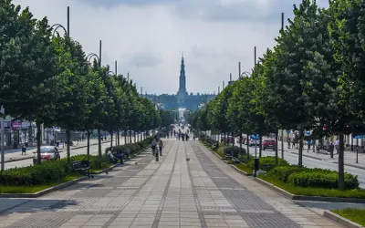 Aleja w Częstochowie z widokiem na Jasną Górę. Idealne miejsce na spacer i odkrywanie częstochowskich atrakcji na weekend.