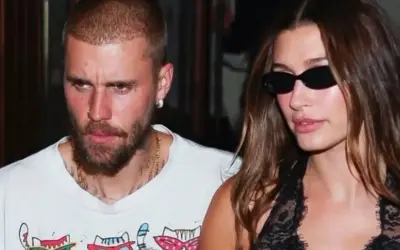 Justin i Hailey Bieber idą razem. Hailey Bieber w ciąży wygląda promiennie w czarnej koronkowej sukience.