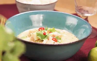 En härlig asiatisk fiskgryta med räkor, chili och koriander i en krämig sås, serverad med ris.