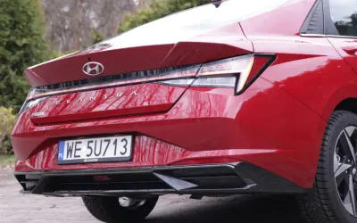Czerwony Hyundai Elantra 2023 z tyłu, z widocznym napisem "ELANTRA" i tablicą rejestracyjną.