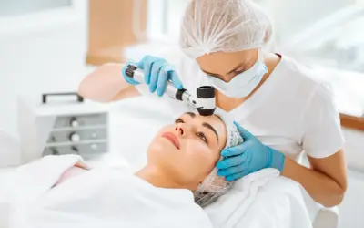 Dermatolog bada pieprzyk. Czy do dermatologa potrzebne jest skierowanie? Zależy od placówki.