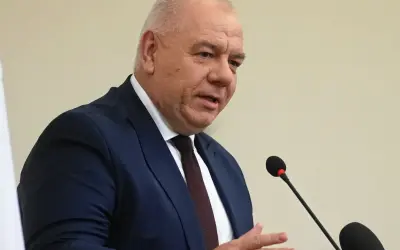 Mężczyzna w garniturze przemawia do mikrofonu. Czy Sasin ma żonę? To pytanie nurtuje wielu, ale zdjęcie nie daje odpowiedzi.