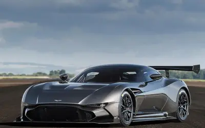 Aston Martin Vulcan, uno de los coches con mejor sonido, con su alerón trasero imponente y diseño agresivo.