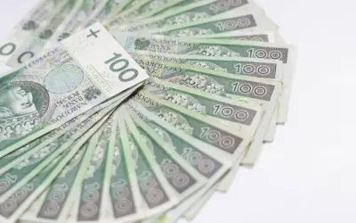 Stos stuzłotowych banknotów, ułożonych wachlarzowo. Idealne na świadczenie urlopowe, by odpocząć i cieszyć się wolnym czasem.