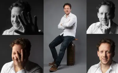 Collage de portraits d'un homme souriant en chemise blanche. Une photo corporate qui capture sa personnalité.