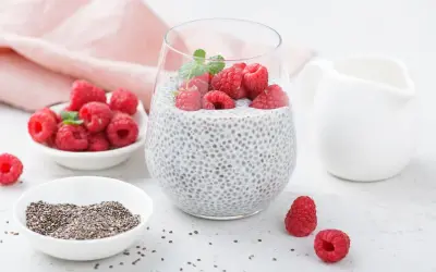 Pyszny deser z chia z malinami i miętą, przygotowany z nasion chia, mleka i świeżych owoców.