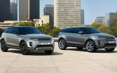 Dwa eleganckie samochody Range Rover stoją na tle nowoczesnej architektury miejskiej.