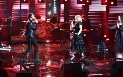 Daria Zawiałow śpiewa z zespołem na scenie. W tle widać perkusistę i gitarzystę.