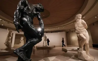 Sculptures de Rodin dans une expo Paris en ce moment. Le Penseur domine, face à un marbre blanc.