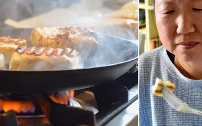 Halloumi steks i panna på spisen, ånga stiger. En kvinna njuter av en bit grillost på en gaffel. Ett enkelt grillost recept.