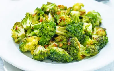 Brocolis rôtis, croustillants et dorés, parfaits pour une recette facile et saine.