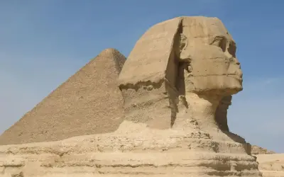 Sfinks och pyramid i Egypten. En resa hit kan vara en bra idé efter att ha tagit sitt vaccin.