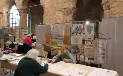 Des bénévoles présentent les archives des Yvelines en ligne état civil et des arbres généalogiques.