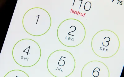 Notruftaste 110 auf einem Smartphone-Display. Die internationale Notrufnummer Europa ist 112, aber 110 ist die Notrufnummer in Deutschland.