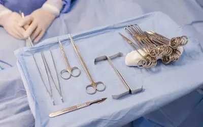 Sterylne narzędzia chirurgiczne gotowe do użycia. Technik sterylizacji praca to klucz do bezpieczeństwa pacjenta.