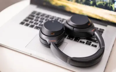 Słuchawki Sony na laptopie. Dowiedz się, jak włączyć Bluetooth Windows 10, by połączyć je bezprzewodowo.