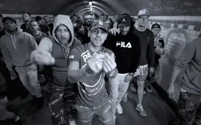 Gibbs, daj tylko czas tekst. Grupa mężczyzn w tunelu, jeden z nich w bluzie Fila, inny w bluzie z kapturem.