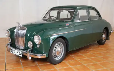 Grön MG Magnette från 1950-talet med brittisk flagga på skärmen.
