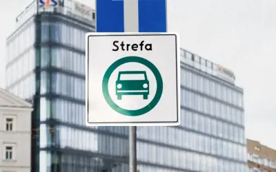 Znak informuje o wjeździe do strefy czystego transportu w Warszawie.