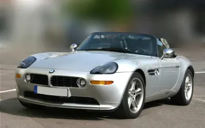 Srebrny kabriolet BMW Z8 z lat 2000-2003, z charakterystycznymi podwójnymi nerkami i okrągłymi reflektorami.