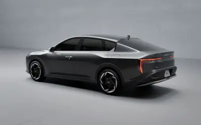 Nowoczesny kia sedan w kolorze grafitowym, z futurystycznymi światłami LED i aerodynamiczną sylwetką.