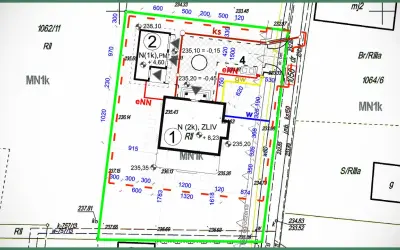 Mapa do celów projektowych z zaznaczonymi budynkami (1, 2, 4) i granicami działek. Widać oznaczenia wysokości, sieci i inne dane geodezyjne.
