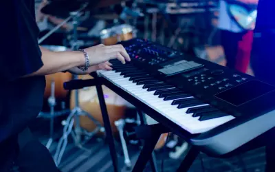 Klawiatura MIDI jako serce studia. Jak kontrolery, półważona akcja i pady wpływają na proces tworzenia muzyki?