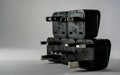 Stos wtyczek elektrycznych, symbolizujący brak jednej fazy w domu.