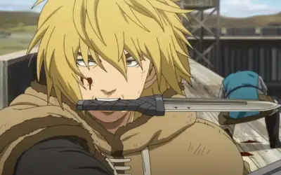 Thorfinn mit einem Messer im Mund, bereit für den Kampf. Ein blutiges Zeichen für die kommende Vinland Saga Staffel 3.