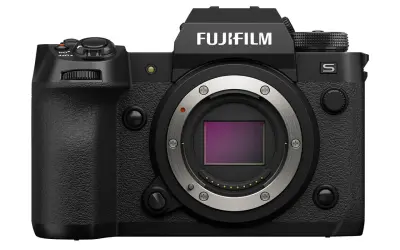 Czarny aparat Fujifilm xh2s z metalowym bagnetem obiektywu i widocznym sensorem.