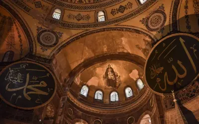 Imposante Kuppel mit islamischer Kalligrafie, die Allah und Mohammed ehrt. Ein Mosaik der Jungfrau Maria und des Kindes erinnert an die Geschichte des Ortes, wo einst der Engel Gabriel im Islam eine Rolle spielte.