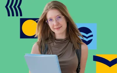 Uśmiechnięta dziewczyna z zeszytem, przygotowująca się do egzaminów. Czy w technikum jest matura? Tak, to ważny etap edukacji.