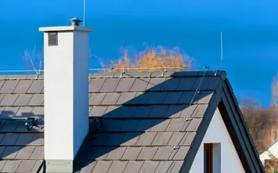 Na dachu domu widoczna jest instalacja odgromowa, chroniąca przed uderzeniami pioruna.
