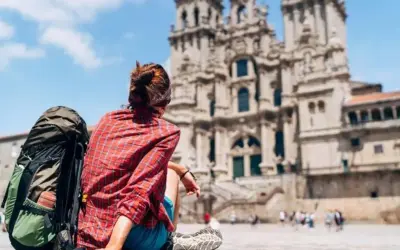 Peregrino con mochila, listo para el Camino de Santiago. La pregunta es: que mochila llevar al camino de santiago.