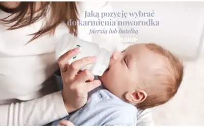 Mama karmi dziecko butelką, szukając idealnej pozycji do karmienia noworodka.