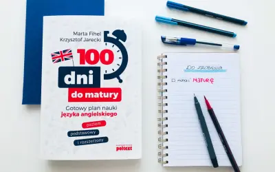 Książka "100 dni do matury" z języka angielskiego, notatnik z listą zadań i długopisy. Czas na naukę!