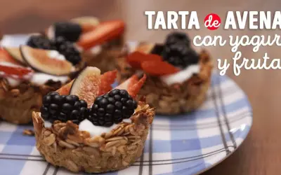 Deliciosa tarta de frutas saludable hecha con avena, yogur y frutos rojos frescos.