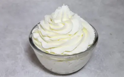 Chantilly au robot pâtissier, aérienne et onctueuse, dressée en rosace dans un bol en verre. Parfait pour garnir vos desserts.