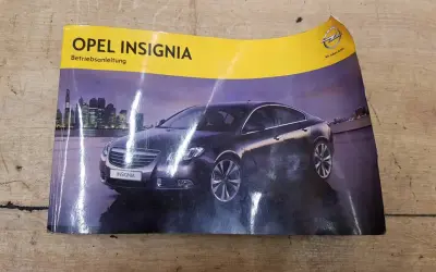 Okładka instrukcji obsługi Opel Insignia z widokiem na ciemny samochód na tle nocnego miasta.