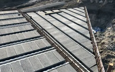 Budowa stropu Rector: betonowe pustaki i zbrojenie czekają na zalanie betonem.