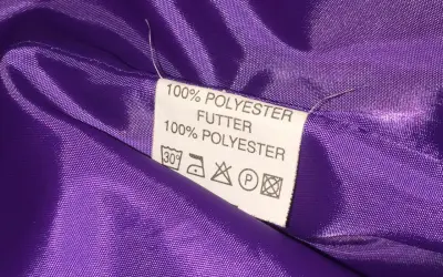 Metka informuje: 100% poliester. Czy poliester oddycha? Ta podszewka jest z poliestru, można prać w 30 stopniach.