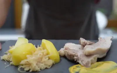 Ein Teller mit deftigem Wellfleisch, dazu Salzkartoffeln, Sauerkraut und Senf. Ein klassisches Rezept für Genießer.