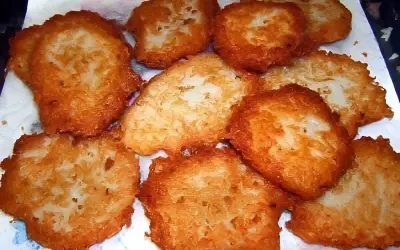 Tortel di patate dorati e croccanti, un classico della cucina casalinga, pronti per essere gustati.