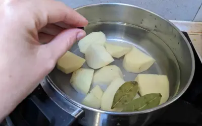 Dodaję ziarnko pieprzu do ziemniaków w garnku, by nadać im smak. Tak gotuję ziemniaki do sałatki.