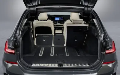 Maletero del BMW Serie 3 con asientos traseros abatidos, mostrando un amplio espacio de carga.