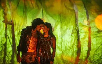 Para kochanków w teatralnej scenografii inspirowanej światem Brunona Schulza.