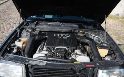 Silnik V8 4.2 Audi, serce potężnej maszyny, gotowe do drogi.