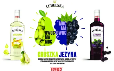 Dwie butelki wódki Lubelska: gruszkowa i jeżynowa, obok owoców i napisu "Moc Owoców".