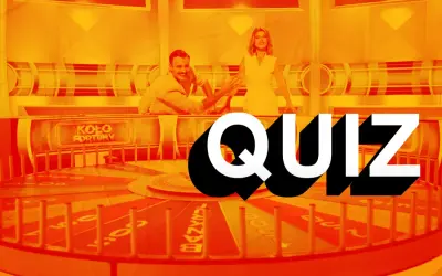 Koło Fortuny z prowadzącymi i napisem QUIZ.