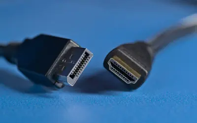 Złącza DisplayPort vs HDMI. Dwa kable, jeden z wtyczką DisplayPort, drugi z HDMI, gotowe do połączenia.
